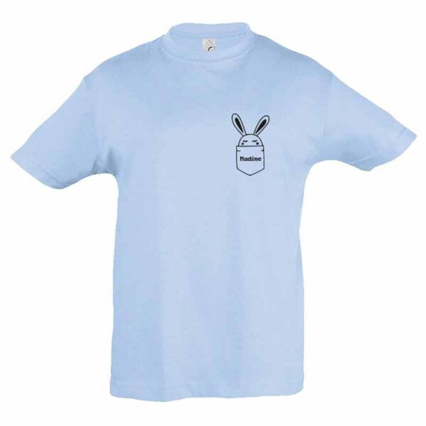 Häschen in Brusttasche mit Name Kinder T-Shirt